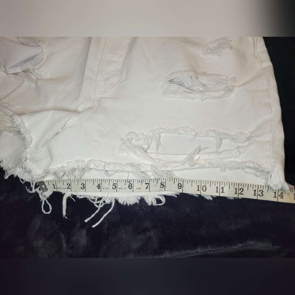 Free People• Optic White Distressed Button-Up Jean Shorts▪︎ Size 32 *NEW* - Picture 9 of 16